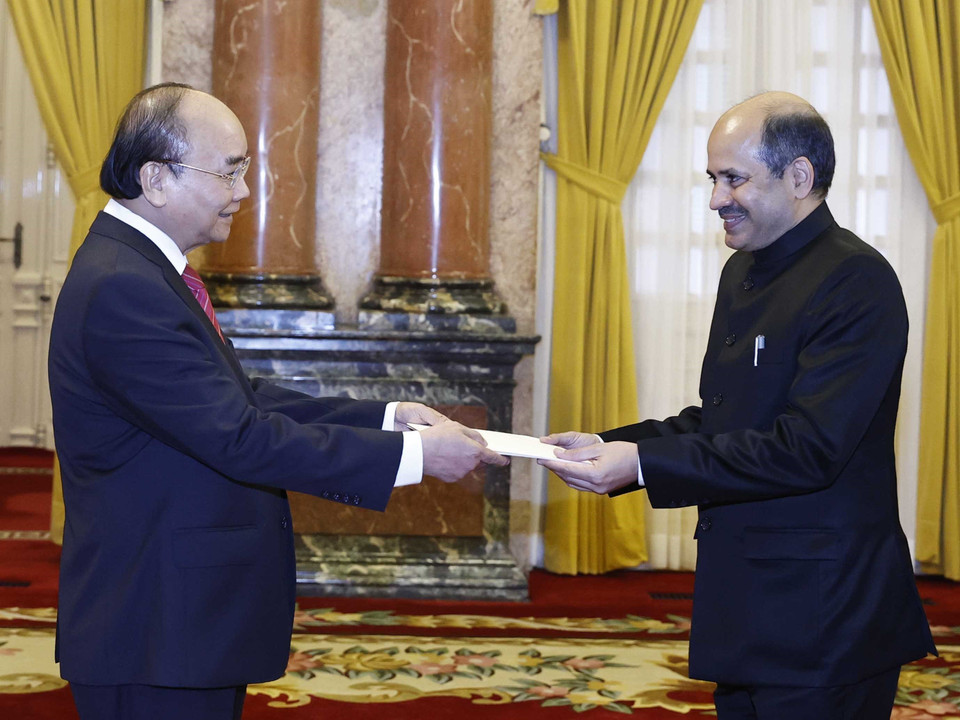 Chủ tịch nước Nguyễn Xuân Phúc tiếp nhận Quốc thư của Đại sứ Ấn Độ Sandeep Arya. (Ảnh: Thống Nhất/TTXVN)