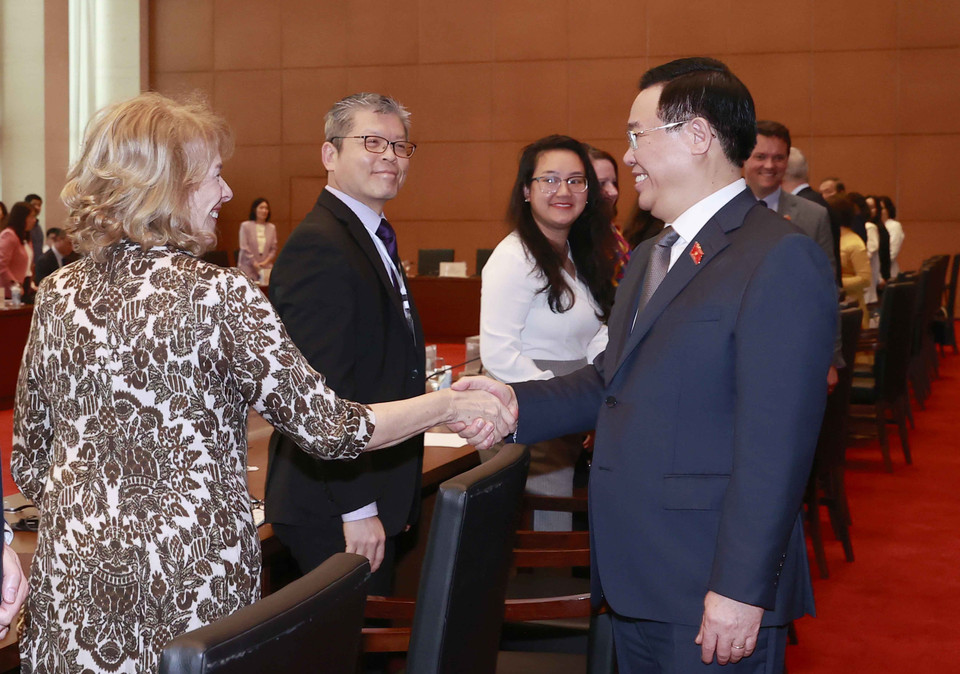 Chủ tịch Quốc hội Vương Đình Huệ với đại biểu. (Ảnh: Doãn Tấn/TTXVN)