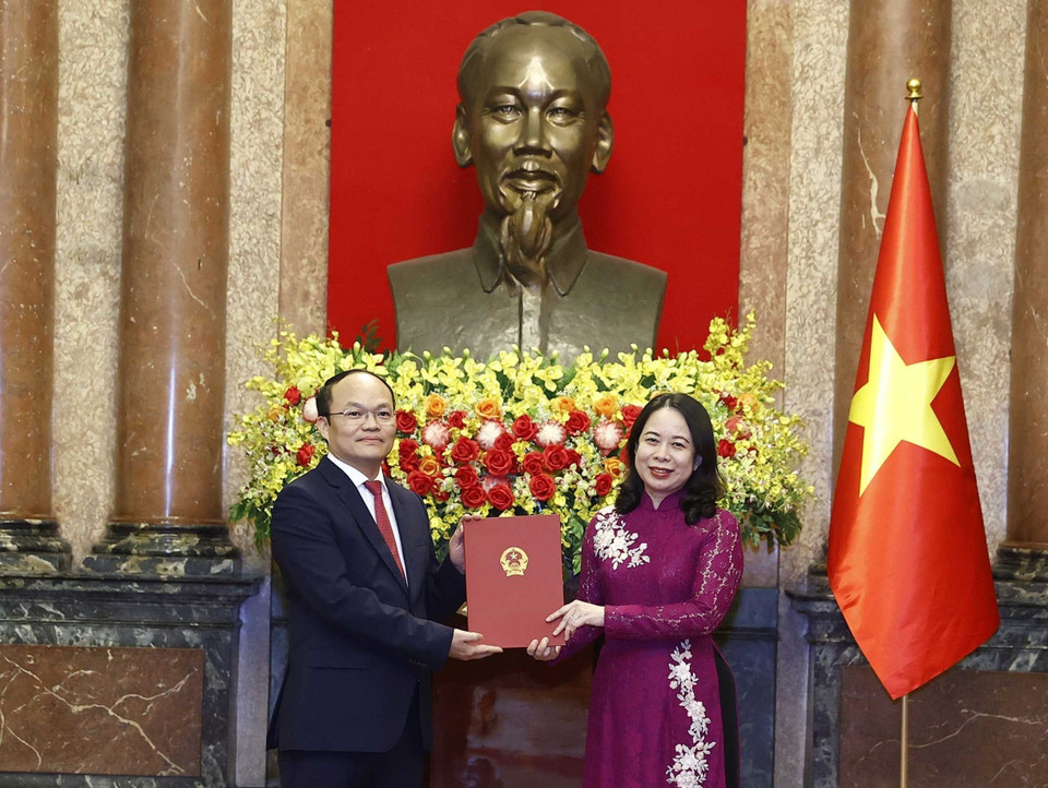 Quyền Chủ tịch nước Võ Thị Ánh Xuân trao Quyết định bổ nhiệm ông Đoàn Thanh Song làm Đại sứ Đặc mệnh toàn quyền Cộng hòa xã hội chủ nghĩa Việt Nam tại Tây Ban Nha. (Ảnh: Thống Nhất/TTXVN)