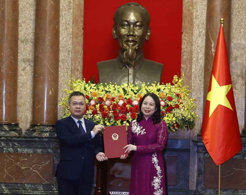 Quyền Chủ tịch nước Võ Thị Ánh Xuân trao Quyết định bổ nhiệm ông Dương Chính Chức làm Đại sứ Đặc mệnh toàn quyền Cộng hòa xã hội chủ nghĩa Việt Nam tại Angola. (Ảnh: Thống Nhất/TTXVN)