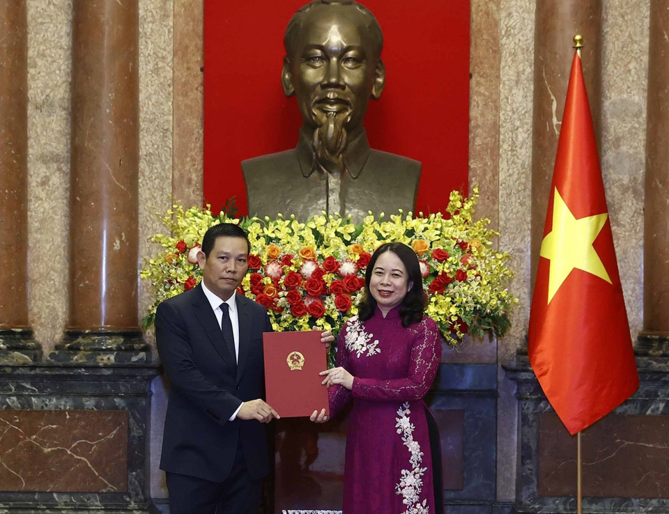 Quyền Chủ tịch nước Võ Thị Ánh Xuân trao Quyết định bổ nhiệm ông Vũ Trung Mỹ làm Đại sứ Đặc mệnh toàn quyền Cộng hòa xã hội chủ nghĩa Việt Nam tại Venezuela. (Ảnh: Thống Nhất/TTXVN)