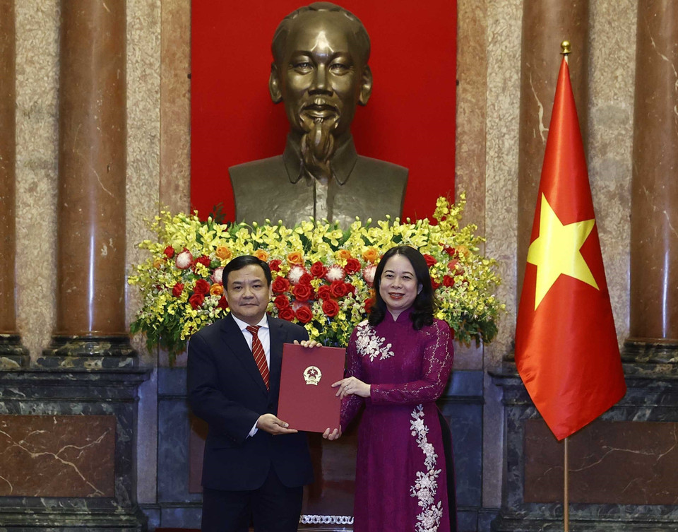 Quyền Chủ tịch nước Võ Thị Ánh Xuân trao Quyết định bổ nhiệm ông Bùi Văn Nghị làm Đại sứ Đặc mệnh toàn quyền Cộng hòa xã hội chủ nghĩa Việt Nam tại Brazil. (Ảnh: Thống Nhất/TTXVN)