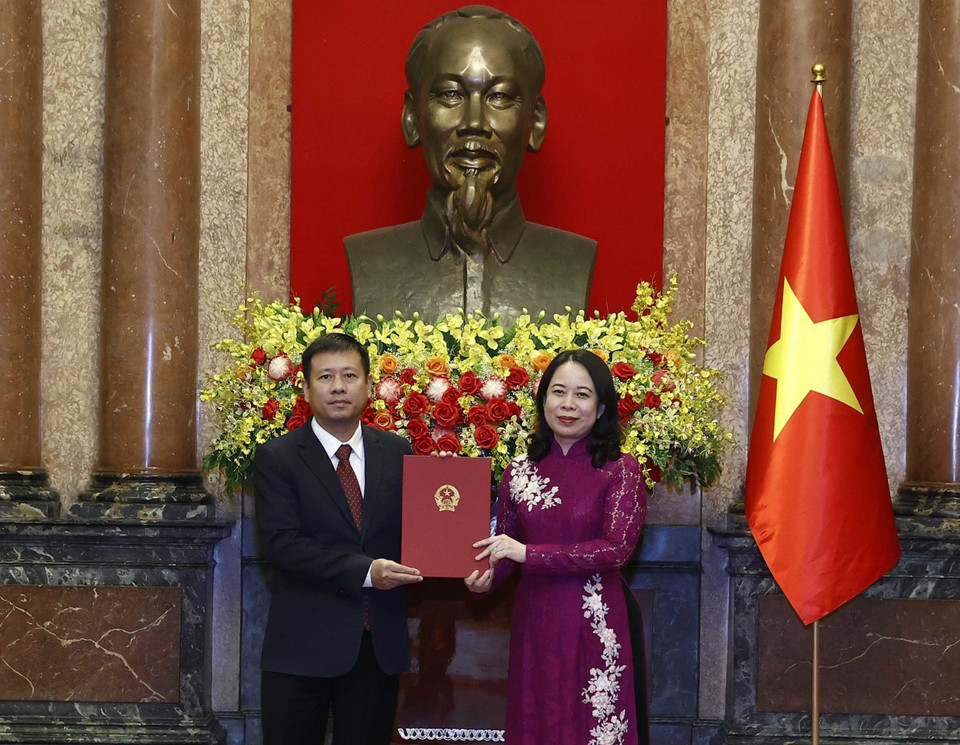 Quyền Chủ tịch nước Võ Thị Ánh Xuân trao Quyết định bổ nhiệm ông Trần Văn Tuấn làm Đại sứ Đặc mệnh toàn quyền Cộng hòa xã hội chủ nghĩa Việt Nam tại Thuỵ Điển. (Ảnh: Thống Nhất/TTXVN)