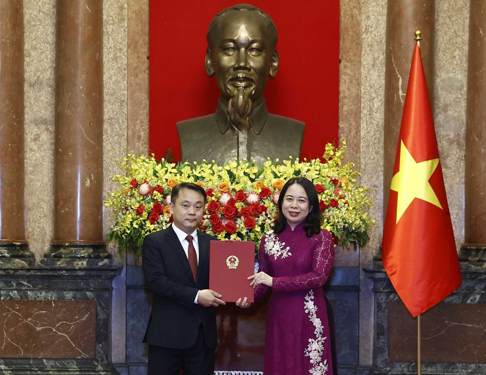 Quyền Chủ tịch nước Võ Thị Ánh Xuân trao Quyết định bổ nhiệm ông Bùi Quốc Hùng làm Đại sứ Đặc mệnh toàn quyền Cộng hòa xã hội chủ nghĩa Việt Nam tại Nigieria. (Ảnh: Thống Nhất/TTXVN)