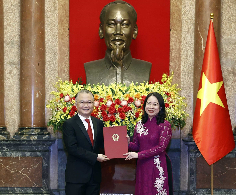 Quyền Chủ tịch nước Võ Thị Ánh Xuân trao Quyết định bổ nhiệm ông Ngô Hướng Nam làm Đại sứ Đặc mệnh toàn quyền Cộng hòa xã hội chủ nghĩa Việt Nam tại Hà Lan. (Ảnh: Thống Nhất/TTXVN)