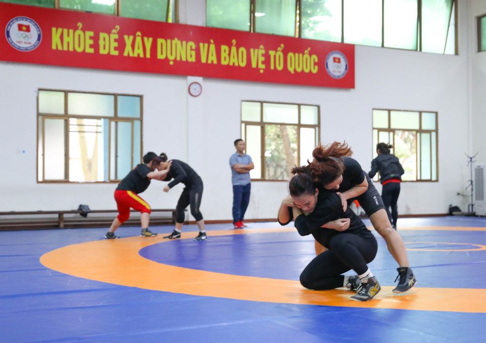 Các đô vật nữ rèn luyện kỹ thuật, thể lực để có thể trạng tốt nhất tham dự SEA Games 32. (Ảnh: Hoàng Hiếu/TTXVN)