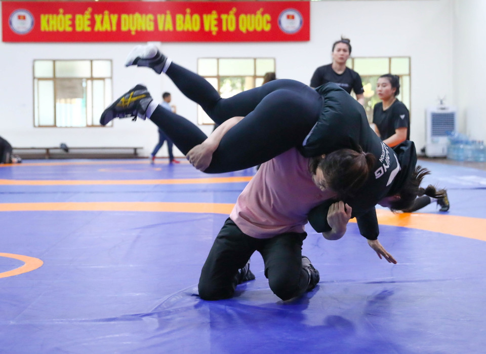 Các đô vật nữ đang tích cực rèn luyện kỹ thuật, thể lực để có phong độ tốt nhất tham dự SEA Games 32. (Ảnh: Hoàng Hiếu/TTXVN)