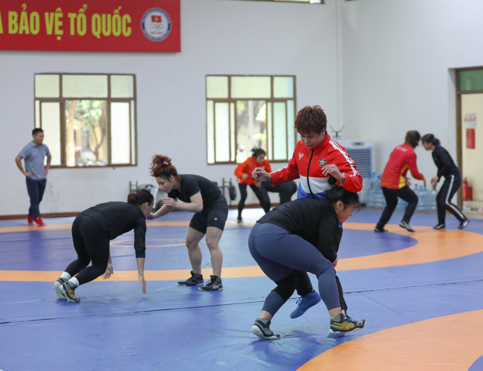 Các đô vật nữ tập luyện để có thể trạng tốt nhất tham dự SEA Games 32. (Ảnh: Hoàng Hiếu/TTXVN)