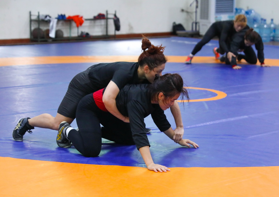 Các đô vật nữ đang tích cực rèn luyện kỹ thuật, thể lực để có phong độ tốt nhất tham dự SEA Games 32. (Ảnh: Hoàng Hiếu/TTXVN)