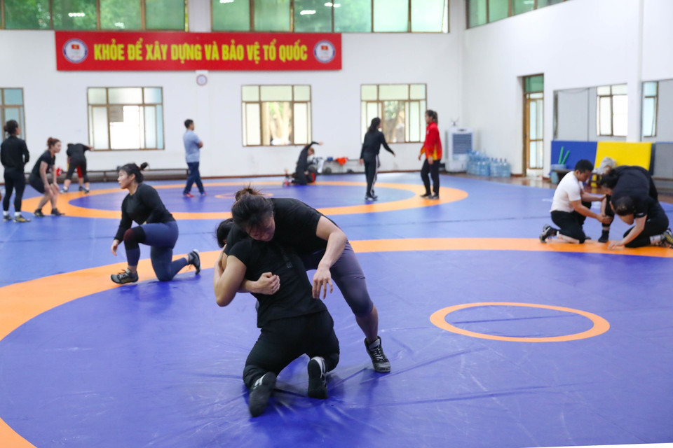 Các đô vật nữ rèn luyện kỹ thuật, thể lực để có thể trạng tốt nhất tham dự SEA Games 32. (Ảnh: Hoàng Hiếu/TTXVN)