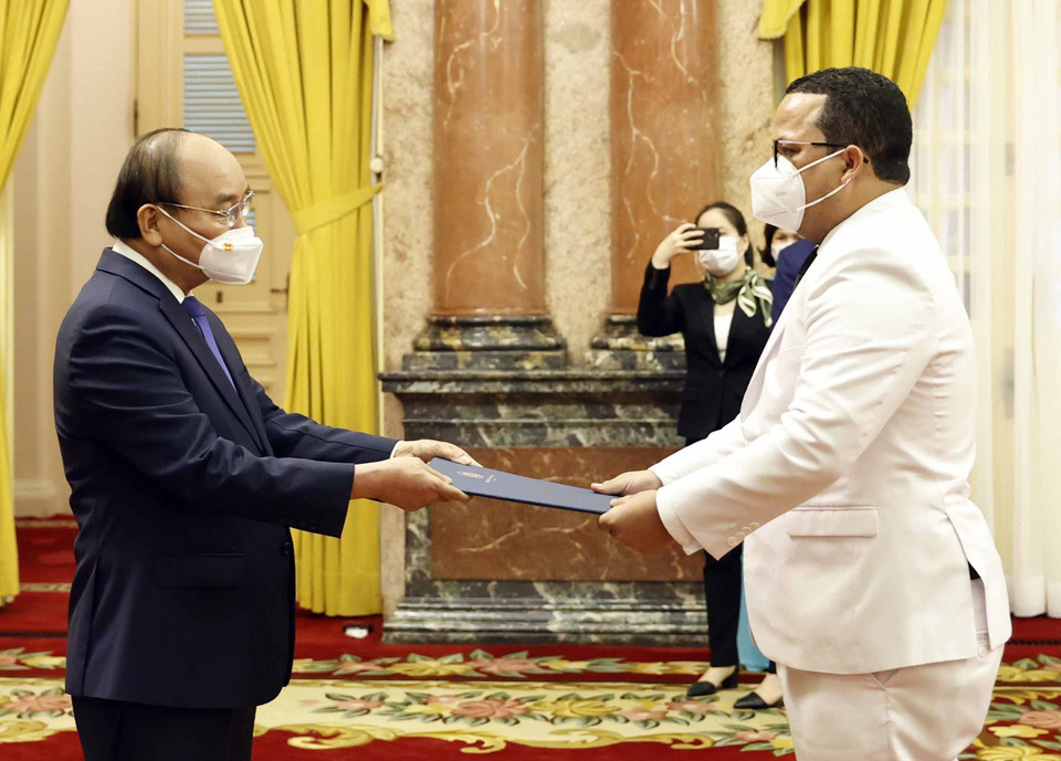 Chủ tịch nước Nguyễn Xuân Phúc nhận Quốc thư của Đại sứ Cộng hoà Dominica Jaime Yorquis Francisco Rodriguez. (Ảnh: Thống Nhất/TTXVN)