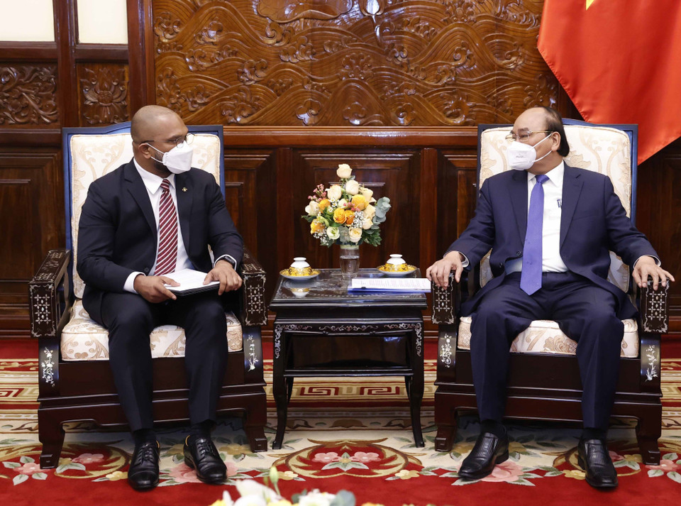 Chủ tịch nước Nguyễn Xuân Phúc tiếp Đại sứ Mandives Mohamed Jinah. (Ảnh: Thống Nhất/TTXVN)