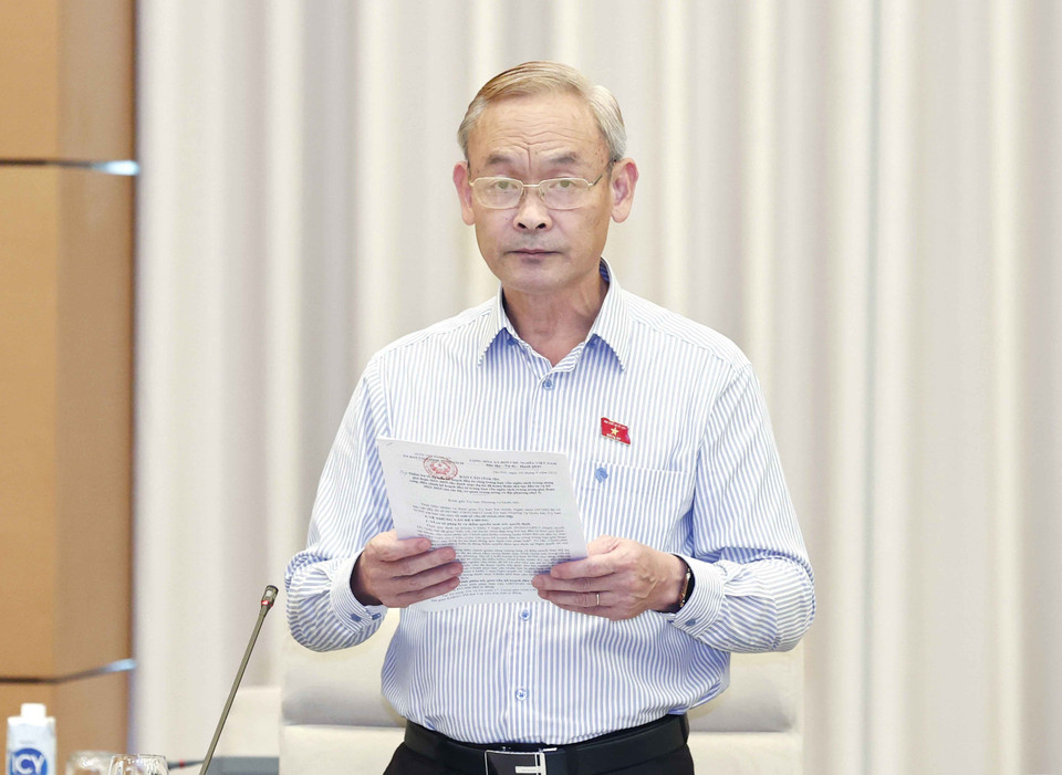 Chủ nhiệm Ủy ban Tài chính, Ngân sách của Quốc hội Nguyễn Phú Cường trình bày báo cáo thẩm tra. (Ảnh: Doãn Tấn/TTXVN)