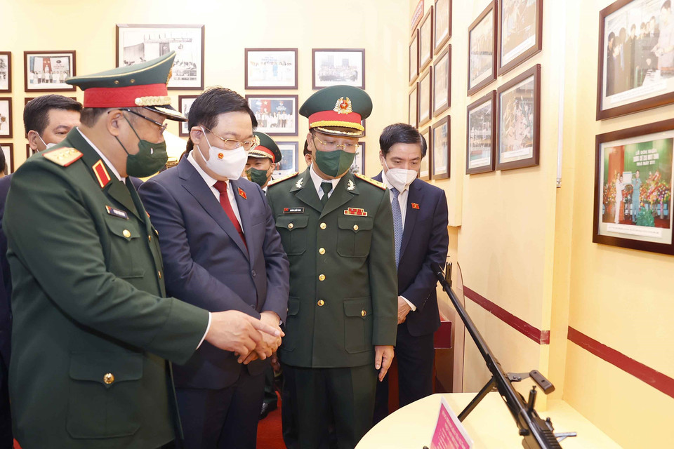 Chủ tịch Quốc hội Vương Đình Huệ tham quan phòng truyền thống. (Ảnh: Doãn Tấn/TTXVN)