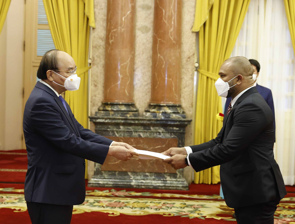 Chủ tịch nước Nguyễn Xuân Phúc nhận Quốc thư của Đại sứ Maldives Mohamed Jinah. (Ảnh: Thống Nhất/TTXVN)