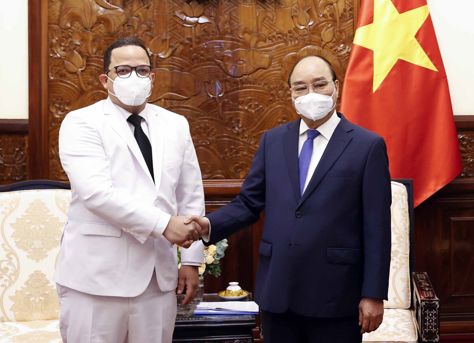 Chủ tịch nước Nguyễn Xuân Phúc chụp ảnh chung với Đại sứ Cộng hoà Dominica Jaime Yorquis Francisco Rodriguez. (Ảnh: Thống Nhất/TTXVN)