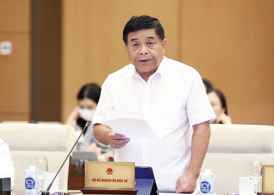Bộ trưởng Bộ Kế hoạch và Đầu tư Nguyễn Chí Dũng trình bày tờ trình. (Ảnh: Doãn Tấn/TTXVN)