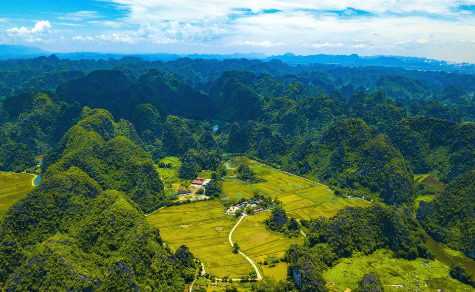 Ngôi đền cổ Thái Vi nằm giữa thung lũng lúa chín vàng và được bao quanh là núi. (Ảnh: Minh Đức/TTXVN)