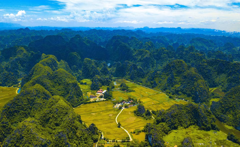 Ngôi đền cổ Thái Vi nằm giữa thung lũng lúa chín vàng và được bao quanh là núi. (Ảnh: Minh Đức/TTXVN)