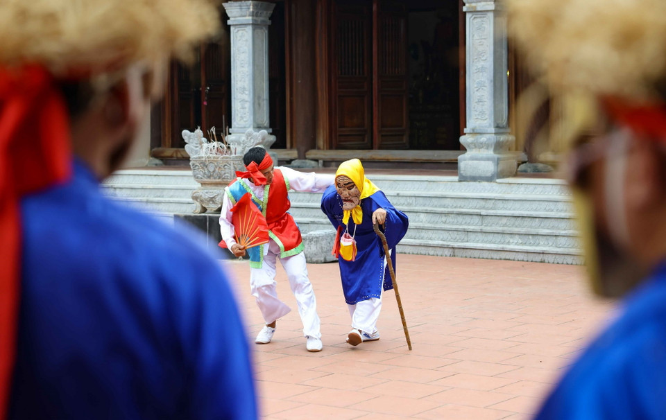 Trò Xuân Phả không chỉ là nghệ thuật dân gian mà còn là trí tuệ dân gian lắng đọng trong bản hòa tấu của thanh âm, vần điệu, ca từ, của các động tác lúc mềm mại, uyển chuyển, khi mạnh mẽ, phóng khoáng, cương - nhu hài hòa. (Ảnh: Thanh Tùng/TTXVN)