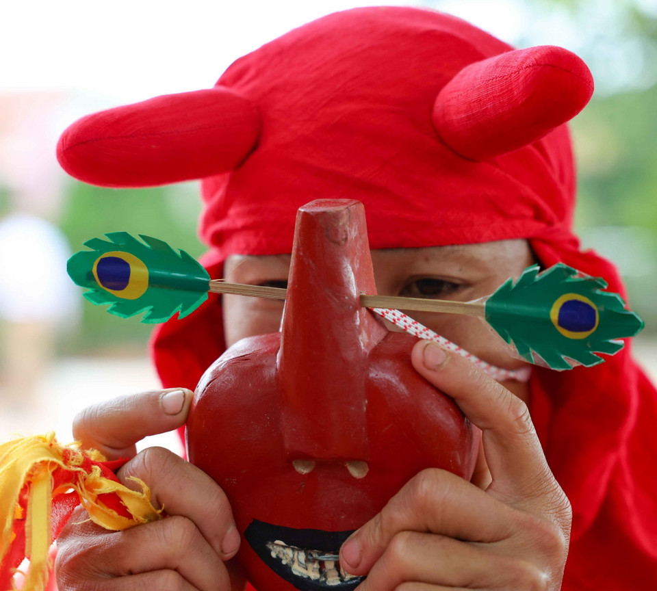 Trò Chiêm Thành tượng trưng người Chăm pa tiến cống, mang mặt nạ bằng gỗ sơn đỏ, mũi thấp và ngắn, hai mắt bằng lông chim công. (Ảnh: Thanh Tùng/TTXVN)