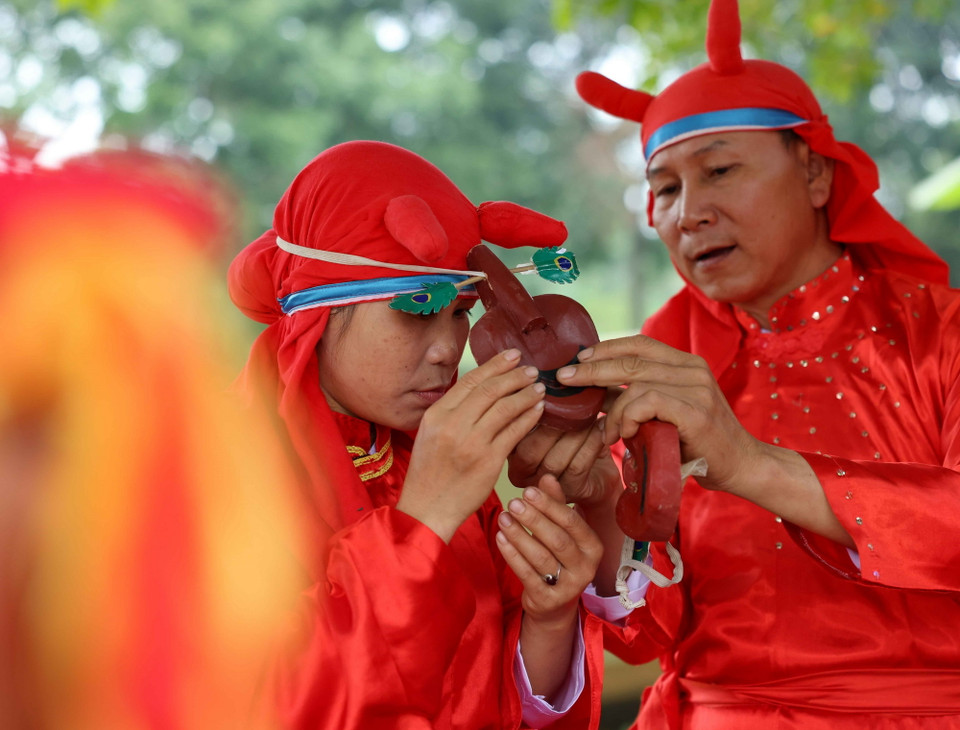 Trò Chiêm Thành tượng trưng người Chăm pa tiến cống, mang mặt nạ bằng gỗ sơn đỏ, mũi thấp và ngắn, hai mắt bằng lông chim công. (Ảnh: Thanh Tùng/TTXVN)