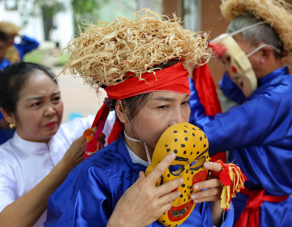 Xuất phát là điệu múa cung đình rồi truyền dạy ra dân gian, qua nhiều thế kỷ, trò diễn Xuân Phả từng bước hoàn thiện về kỹ thuật, trang phục, đạo cụ, âm nhạc và lời ca. (Ảnh: Thanh Tùng/TTXVN)