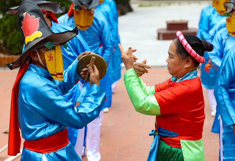 Nhạc cụ dùng trong các trò múa Xuân Phả khá đơn giản, chủ yếu là trống, thanh la, mõ...tạo thành những âm thanh vui nhộn. (Ảnh: Thanh Tùng/TTXVN)