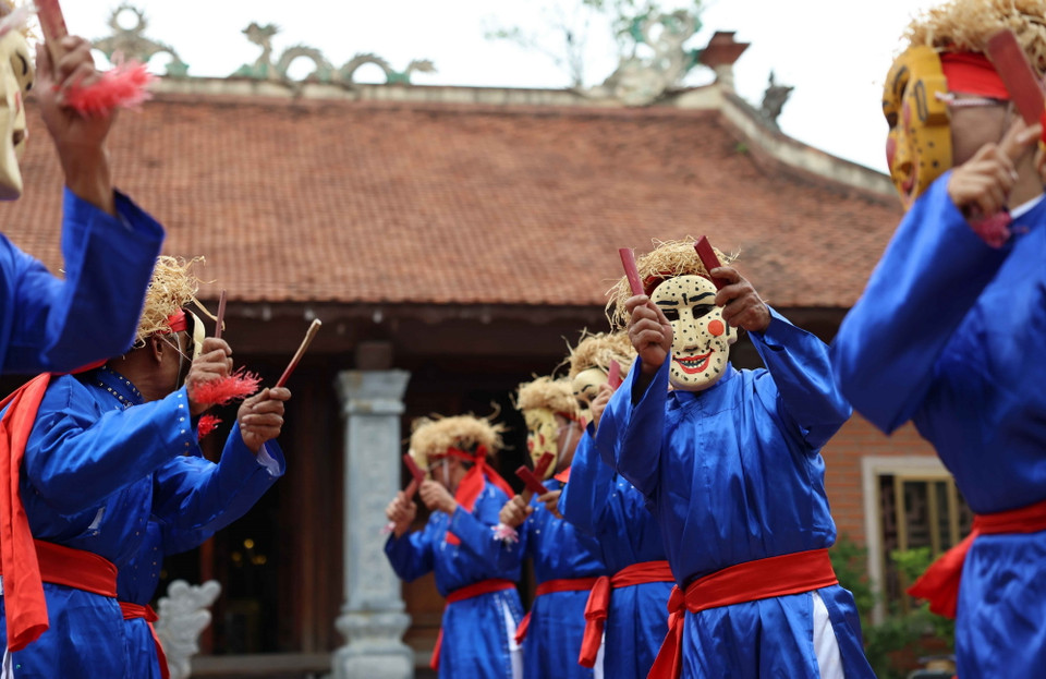 Trò Xuân Phả được hình thành và phát triển hơn 1.000 năm để trở thành một tổ hợp múa dân gian đặc sắc, "độc nhất vô nhị" diễn ra hằng năm vào các ngày từ 10-12/2 Âm lịch tại di tích Nghè Xuân Phả (xã Xuân Trường, huyện Thọ Xuân, tỉnh Thanh Hóa) và được ghi danh là Di sản Văn hóa Phi vật thể Quốc gia. (Ảnh: Thanh Tùng/TTXVN)