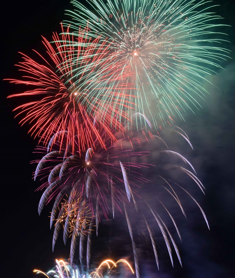 Ngoài khu vực đầu đường hầm vượt sông Sài Gòn , TP.HCM còn có 3 điểm bắn pháo hoa tầm thấp tại Công viên văn hóa Đầm Sen (quận 11), Địa đạo Củ Chi (huyện Củ Chi), Quảng trường Rừng Sác (huyện Cần Giờ). (Ảnh: Mạnh Linh/TTXVN)