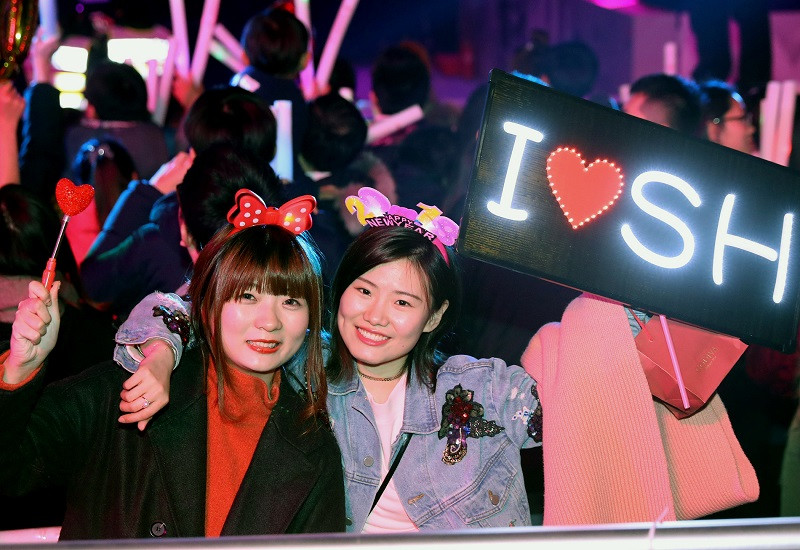 Người dân tham gia lễ đón Năm mới 2018 tại Thượng Hải, Trung Quốc đêm 31/12. (Nguồn: THX TTXVN)