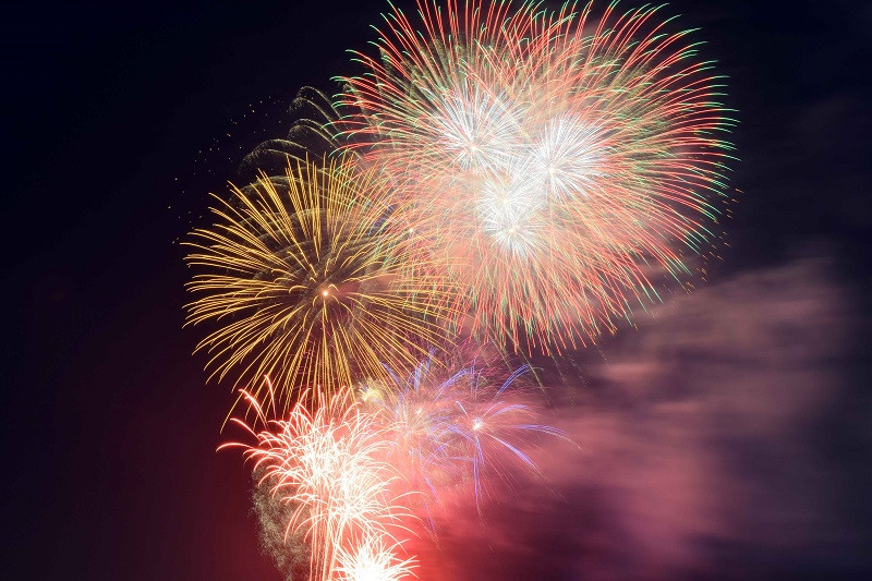 Bắn pháo hoa tầm cao ở khu vực đầu đường hầm vượt sông Sài Gòn (quận 2). (Ảnh: Mạnh Linh/TTXVN)