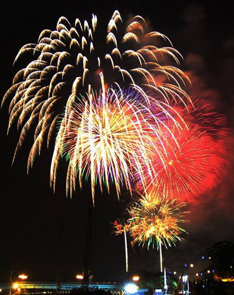 Bắn pháo hoa tầm cao ở khu vực đầu đường hầm vượt sông Sài Gòn (quận 2). (Ảnh: Mạnh Linh/TTXVN)