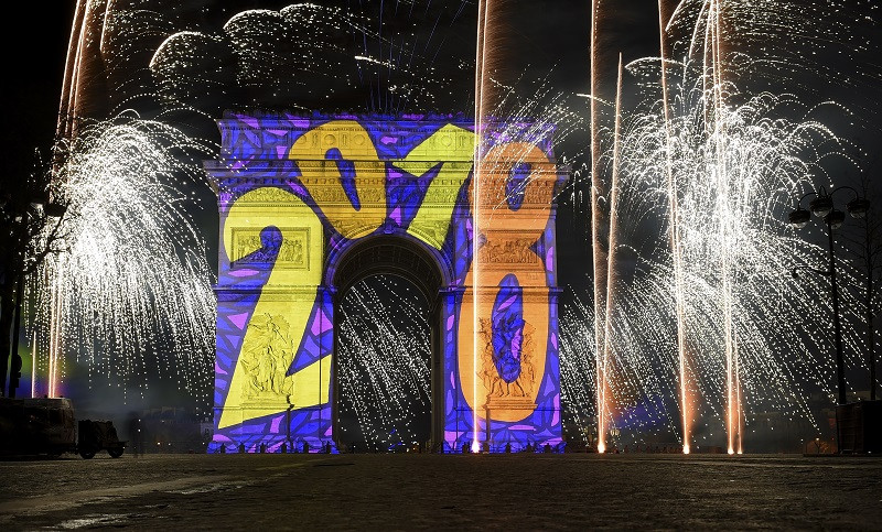 Màn pháo hoa rực rỡ hòa trong sắc màu kỳ diệu của nghệ thuật ánh sáng 3D đón Năm mới 2018 ở Paris, Pháp đêm 31/12. (Nguồn: AFP/TTXVN)