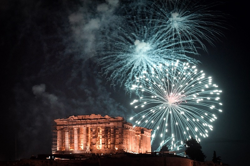 Màn pháo hoa rực rỡ mừng Năm mới 2018 tại Athens, Hy Lạp đêm 31/12. (Nguồn: AFP/TTXVN)