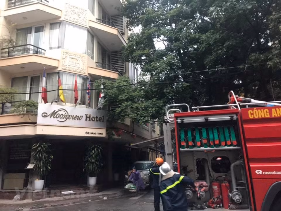 Lực lượng phòng cháy chữa cháy có mặt sau khi có chuông báo khoảng 15-20 phút và tiến hành các biện pháp nghiệp vụ. (Ảnh: CTV/Vietnam+)