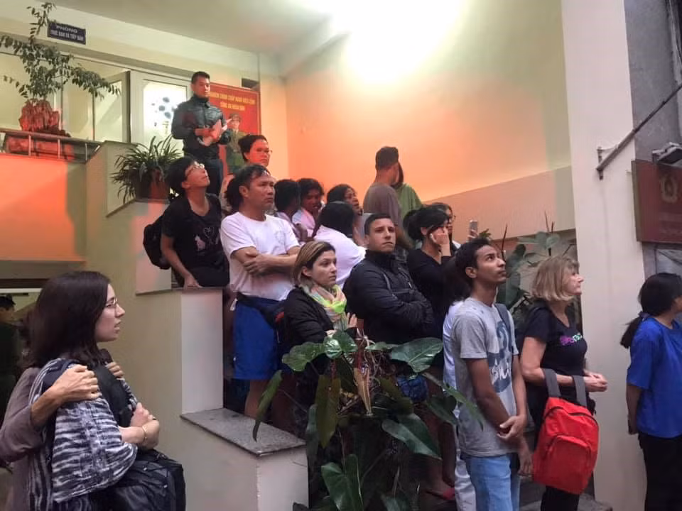 Nhiều du khách vẫn đang mặc đồ ngủ khi được di dời khỏi khách sạn thời điểm xảy ra vụ hỏa hoạn.(Ảnh: CTV/Vietnam+)