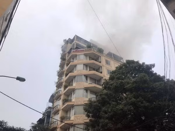Theo cơ quan chức năng, đám cháy không gây thiệt hại về người, dù có một số nạn nhân đã bị ngạt khói nhẹ. (Ảnh: CTV/Vietnam+)