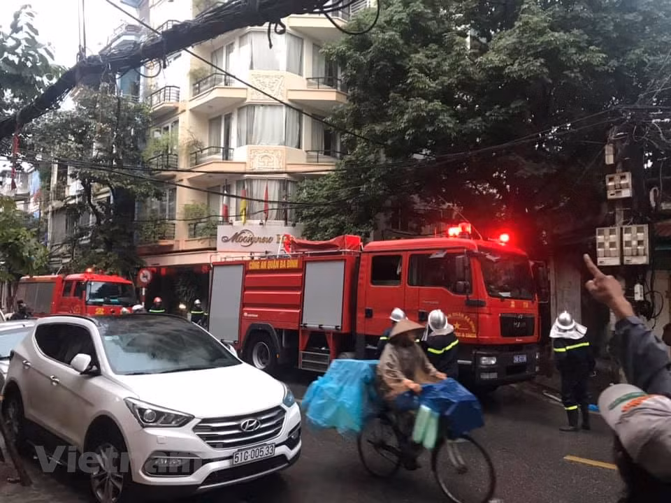 Ba xe cứu hỏa đã tham gia chữa cháy, lúc này chưa phải giờ cao điểm, giao thông vẫn được đảm bảo. (Ảnh: CTV/Vietnam+)