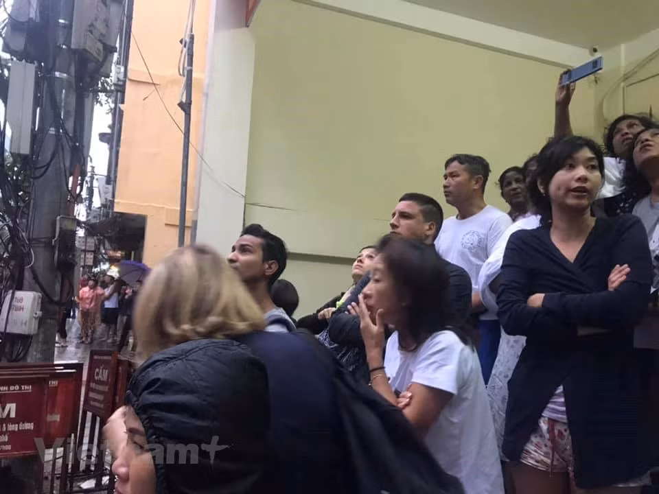 Thời điểm xảy ra vụ cháy, du khách lưu trú tại khách sạn vẫn còn đang ngủ, nhiều người tháo chạy khi trên mình vẫn mang đồ ngủ. (Ảnh: CTV/Vietnam+)