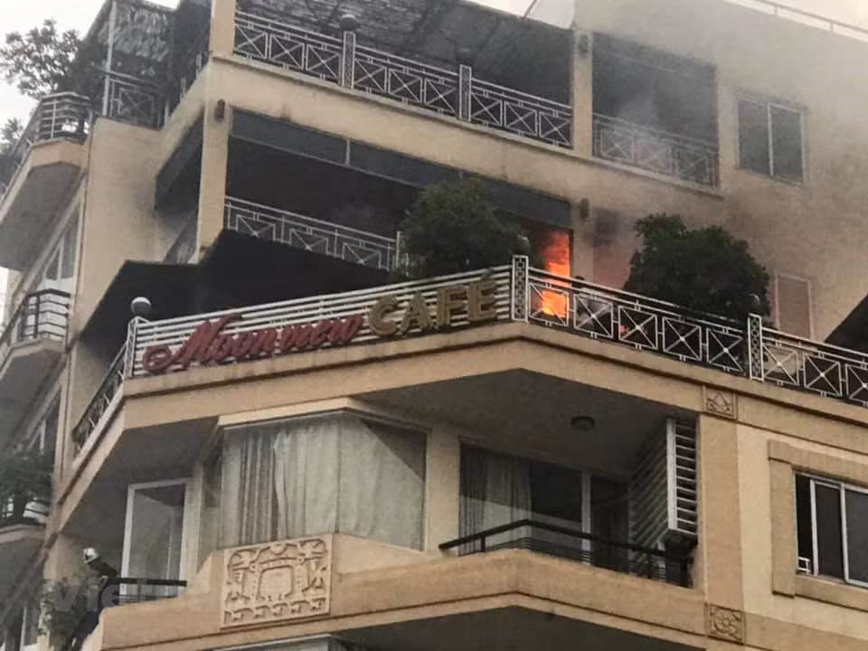 Đám cháy bắt nguồn từ khu vực bếp ăn và nhà hàng của khách sạn nằm ở tầng 9, cũng là tầng cao nhất. (Ảnh: CTV/Vietnam+)