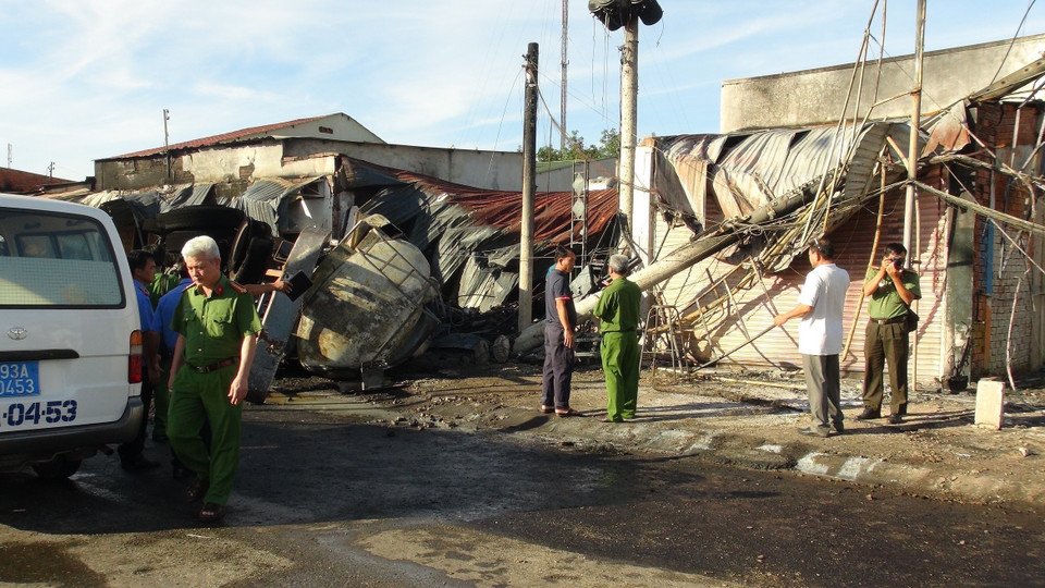 Hiện các cơ quan chức năng đang tổ chức khám nghiệm hiện trường, điều tra làm rõ nguyên nhân vụ việc. (Ảnh: Đậu Tất Thành/TTXVN)