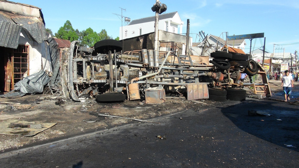 Một chiếc xe bồn chở xăng đã đâm phải một xe ba gác rồi lao thẳng vào một trụ điện. (Ảnh: Đậu Tất Thành/TTXVN)