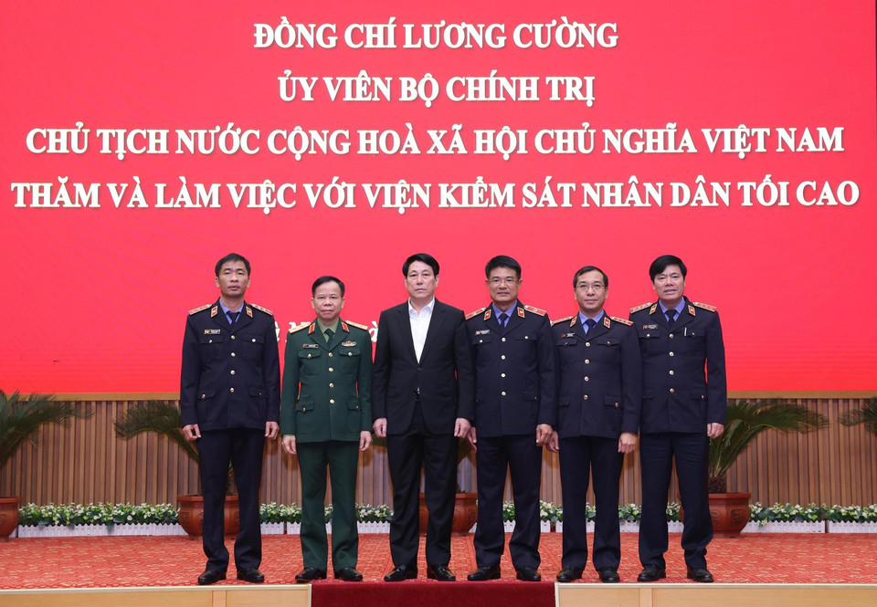 Chủ tịch nước Lương Cường với lãnh đạo Viện Kiểm sát Nhân dân Tối cao. (Ảnh: Lâm Khánh/TTXVN)