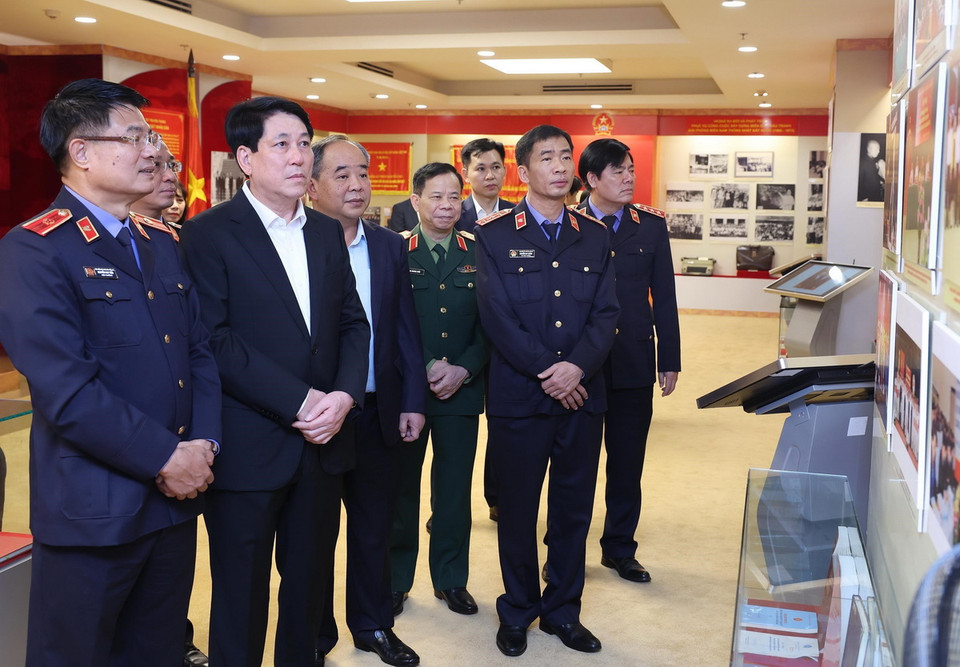Chủ tịch nước Lương Cường tham quan Phòng truyền thống ngành Kiểm sát Nhân dân. (Ảnh: Lâm Khánh/ TTXVN)
