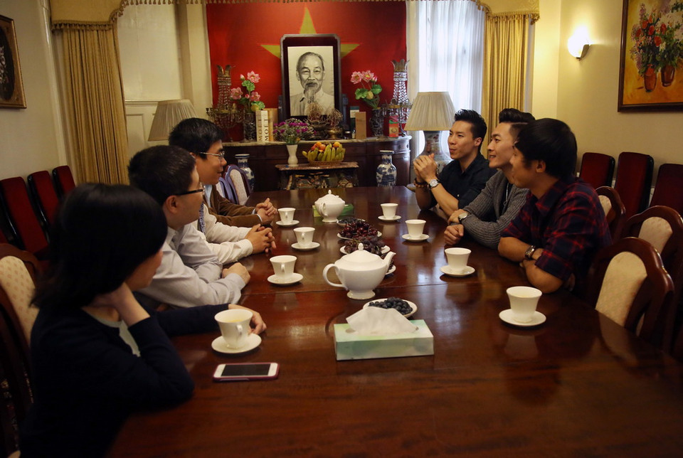 Đại diện Đại sứ Quán Việt Nam tại Anh và hai nghệ sỹ Quốc Cơ, Quốc Nghiệp. (Ảnh: Như Mai/TTXVN)