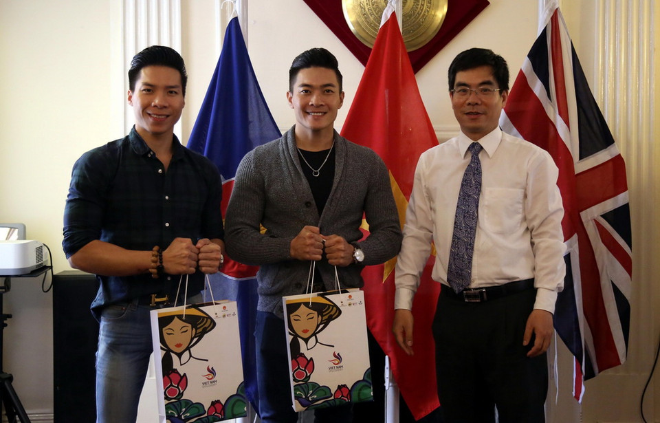 Phó Đại sứ Việt Nam tại Liên hiệp Vương quốc Anh và Bắc Ireland Đỗ Hoàng Minh tặng quà lưu niệm cho hai nghệ sỹ Quốc Cơ, Quốc Nghiệp. (Ảnh: Như Mai/TTXVN)