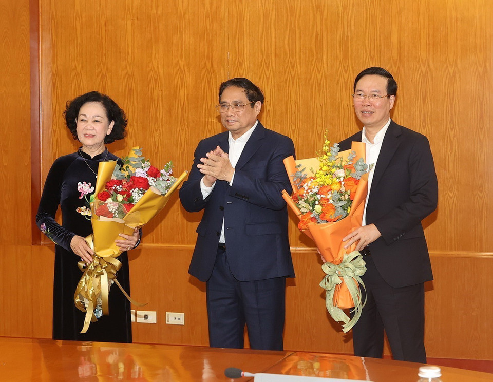 Ủy viên Bộ Chính trị, Thủ tướng Chính phủ Phạm Minh Chính chúc mừng đồng chí Võ Văn Thưởng, Ủy viên Bộ Chính trị, Chủ tịch nước và đồng chí Trương Thị Mai, Ủy viên Bộ Chính trị, Thường trực Ban Bí thư. (Ảnh: Trí Dũng/TTXVN)