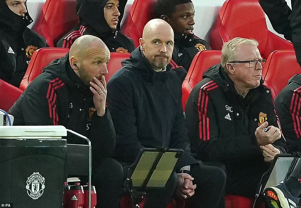 Erik ten Hag và ban huấn luyện viên M.U có lẽ cũng không thể hiểu được vì sao đội bóng họ lại thảm bại như vậy. (Nguồn: PA)
