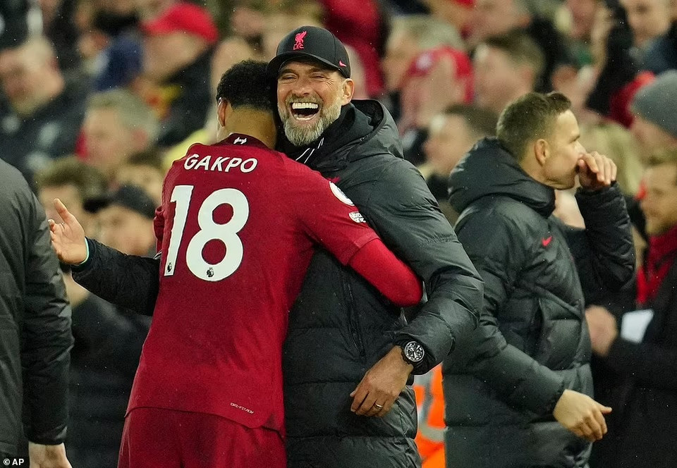 Gakpo chia sẻ niềm vui cùng huấn luyện viên Juergen Klopp. (Nguồn: AP)